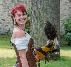 la belle et son faucon
