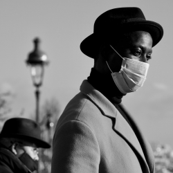 Les hommes au chapeau