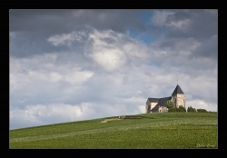 L'église veille sur les vignes....champagne!