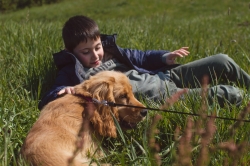 Un gosse et son chien