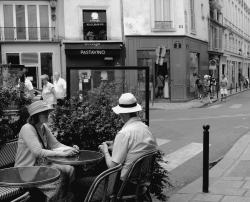 Tête à tête en chapeaux