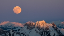 Lever de lune au coucher de soleil