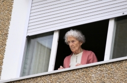 depuis  sa fenêtre, elle observe la vie...