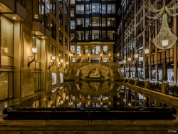 Fontaine prés du Square Victoria à Montréal