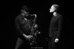 Le saxophoniste et le chanteur