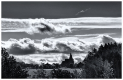 Petit village, en clair obscur.