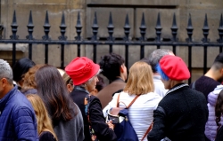 Ces dames aux chapeaux rouges