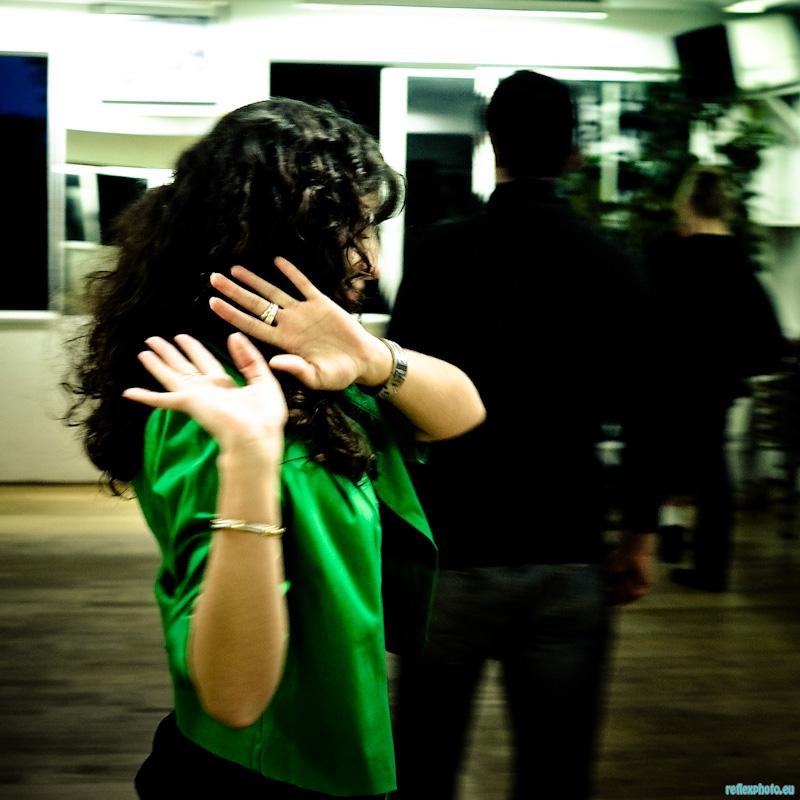 Elle semble danser.