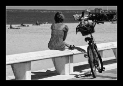 Jeune femme au velo
