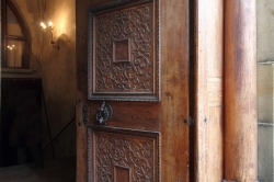 Par la porte entrebaillée ...
