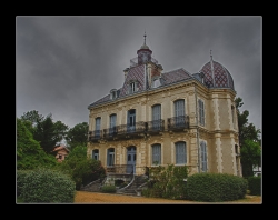 Grande et vieille maison un apres midi d' orage