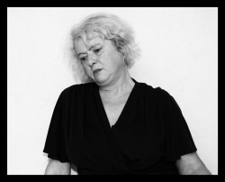 Portrait : Absente et méfiante