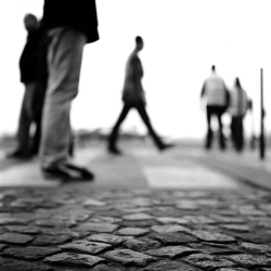 Des ombres, des pas, des visages...