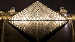 Pyramide du Louvre