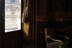La fenêtre, les pompons et le fauteuil