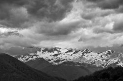le ciel écrase la montagne