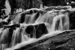 Au pied de la chute