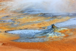 Ebullition sur le mont Namaskaro dans la région de Myvatn en Islande