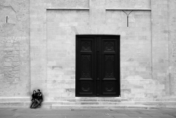 Sur le parvis, l'amour