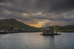 Levé de soleil sur Castlebay (île de Barra)