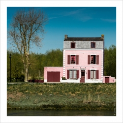 La maison rose au bord du canal