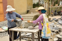 Travail pour femmes , là-bas ( x 2 ) .
