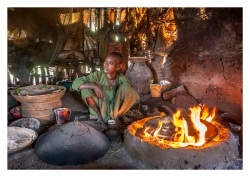 Préparation d'une grande galette de 'tef' en Ethiopie