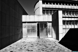 Derrière la porte, l'inconnu