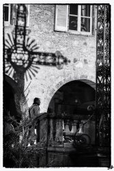 sous l'ombre de la croix