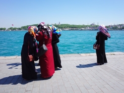 femmes aux foulards