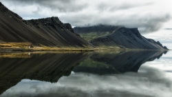 une route au bord d'un reflet