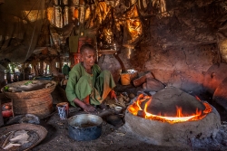 Préparation d'une grande galette de 'tef' en Ethiopie