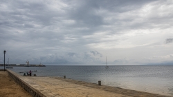 Chaque matin, je m'assieds là et je vais regarder la mer