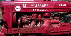 vieux tracteur rouge