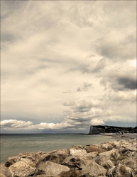 Nuages sur la mer.