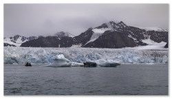 Devant le glacier